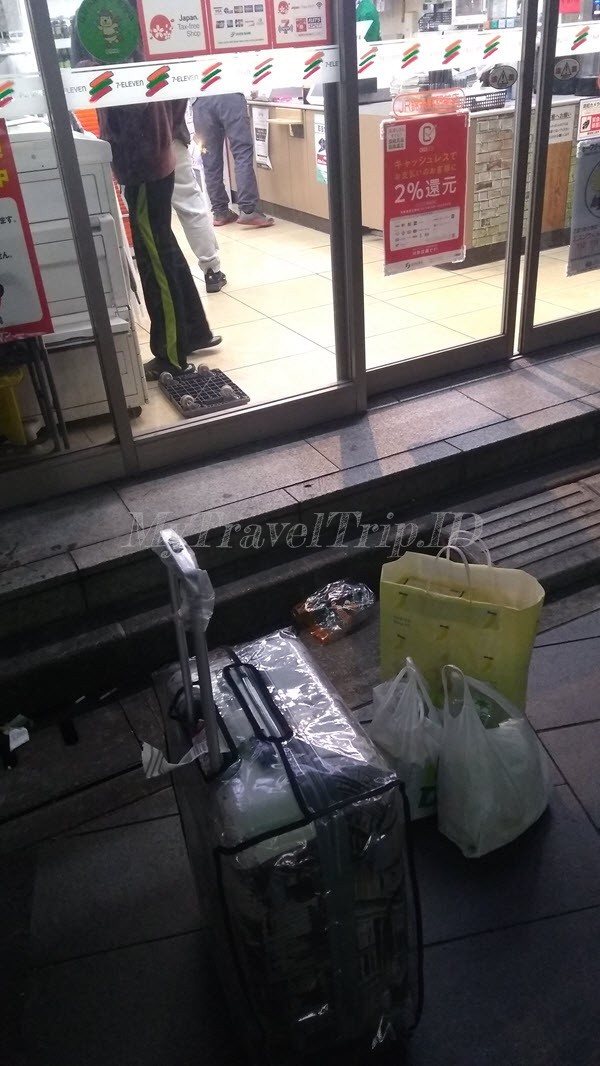 Tengah Malam Kelaparan, Sebelum Masuk Hotel Beli Mie Cup Dulu. Koper Sudah Kami Jemput Dari Tokyo Station